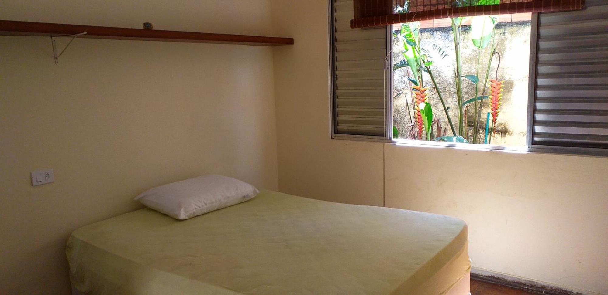 Com Cama De Casal E Acesso Privativo *
